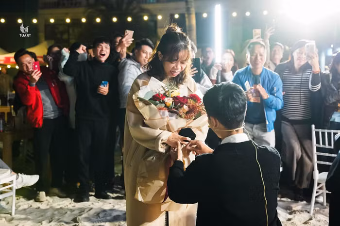 Màn cầu hôn bất ngờ khiến rất nhiều người tò mò, thích thú