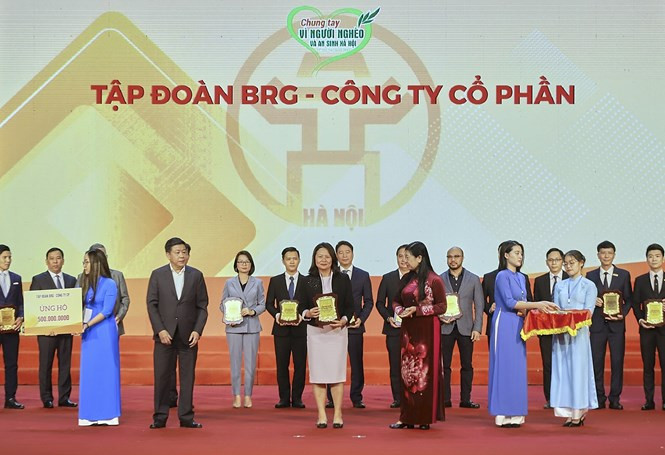 Đại diện Tập đoàn BRG ủng hộ 500 triệu đồng cho Quỹ vì người nghèo thành phố Hà Nội năm 2022 Đại diện Tập đoàn BRG ủng hộ 500 triệu đồng cho Quỹ vì người nghèo thành phố Hà Nội năm 2022