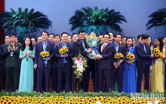 Phó Thủ tướng Vũ Đức Đam chúc mừng các đồng chí trúng cử Ban Chấp hành Trung ương Đoàn khóa XII, nhiệm kỳ 2022-2027. Ảnh: Báo Nhân dân Phó Thủ tướng Vũ Đức Đam chúc mừng các đồng chí trúng cử Ban Chấp hành Trung ương Đoàn khóa XII, nhiệm kỳ 2022-2027. Ảnh: Báo Nhân dân