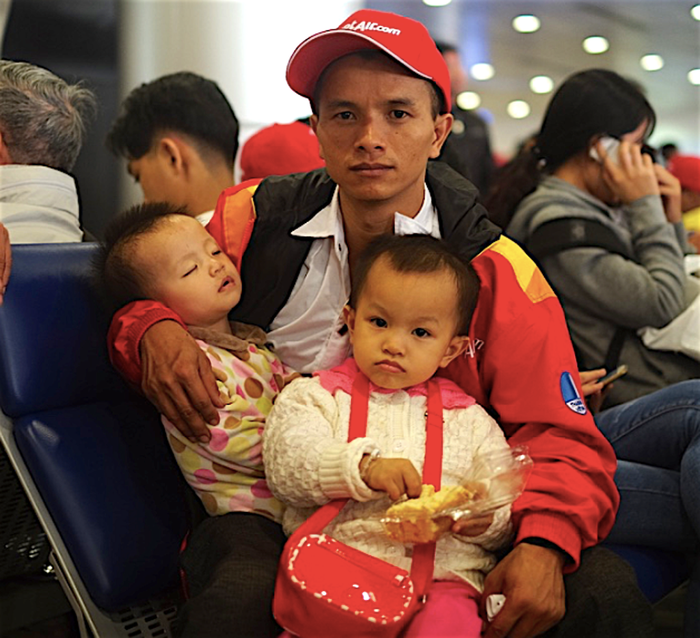 Hai chuyến bay miễn phí của Vietjet và HD SAISON thực sự là món quà quý giá với người lao động để họ có cơ hội được đoàn viên, sum họp gia đình trong ngày tết đến, xuân về. Hai chuyến bay miễn phí của Vietjet và HD SAISON thực sự là món quà quý giá với người lao động để họ có cơ hội được đoàn viên, sum họp gia đình trong ngày tết đến, xuân về.