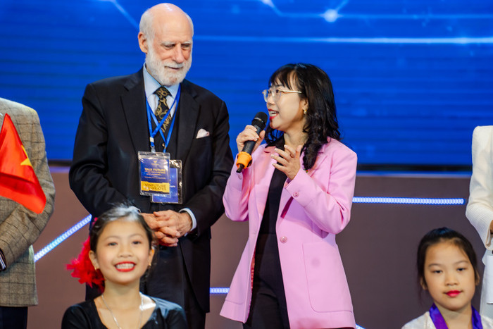 Thấu cảm là ý nghĩa, là vẻ đẹp của khoa học, chúng ta cần học cách quan tâm, tôn trọng và thấu hiểu lẫn nhau khi muốn giải quyết những khó khăn, Tiến sĩ Lê Mai Lan - Phó Chủ tịch Quỹ VinFuture, Chủ tịch Trường Đại học VinUni chia sẻ. Thấu cảm là ý nghĩa, là vẻ đẹp của khoa học, chúng ta cần học cách quan tâm, tôn trọng và thấu hiểu lẫn nhau khi muốn giải quyết những khó khăn, Tiến sĩ Lê Mai Lan - Phó Chủ tịch Quỹ VinFuture, Chủ tịch Trường Đại học VinUni chia sẻ.