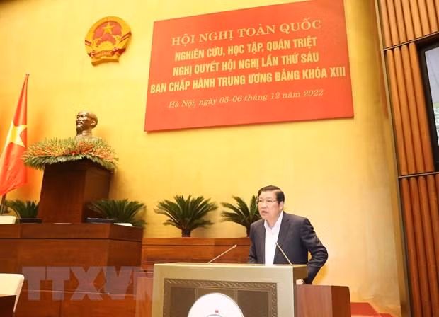 Ông Phan Đình Trạc, Uỷ viên Bộ Chính trị, Bí thư Trung ương Đảng, Trưởng Ban Nội chính Trung ương truyền đạt chuyên đề 'Tiếp tục xây dựng và hoàn thiện Nhà nước pháp quyền xã hội chủ nghĩa Việt Nam trong giai đoạn mới.' (Ảnh: Phương Hoa/TTXVN)