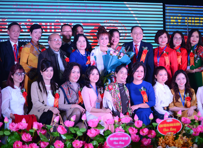 Tập thể cán bộ, giáo viên nhà trường chụp ảnh lưu niệm cùng các đại biểu khách mời. Ảnh: Trà My