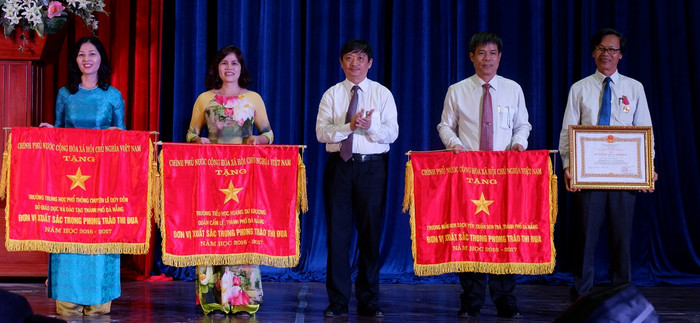 Đà Nẵng vinh danh các thầy, cô giáo có nhiều thành tích trong công tác giảng dạy. Ảnh: AN Đà Nẵng vinh danh các thầy, cô giáo có nhiều thành tích trong công tác giảng dạy. Ảnh: AN