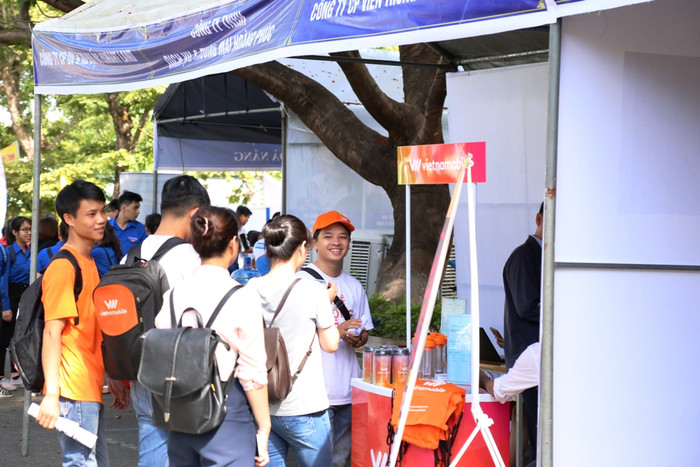 Sinh viên tìm kiếm cơ hội việc làm tại các đơn vị tuyển dụng. Ảnh: TH Sinh viên tìm kiếm cơ hội việc làm tại các đơn vị tuyển dụng. Ảnh: TH