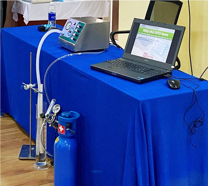Máy trợ thở DTU-Vent được thiết kế với 10 chế độ được cài đặt sẵn thông qua ước lượng chiều cao của bệnh nhân. Ảnh: AN Máy trợ thở DTU-Vent được thiết kế với 10 chế độ được cài đặt sẵn thông qua ước lượng chiều cao của bệnh nhân. Ảnh: AN