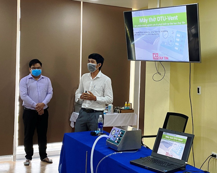 Giảng viên Trường Đại học Duy Tân giới thiệu về sản phẩm máy trợ thở DTU-Vent. Ảnh: AN Giảng viên Trường Đại học Duy Tân giới thiệu về sản phẩm máy trợ thở DTU-Vent. Ảnh: AN