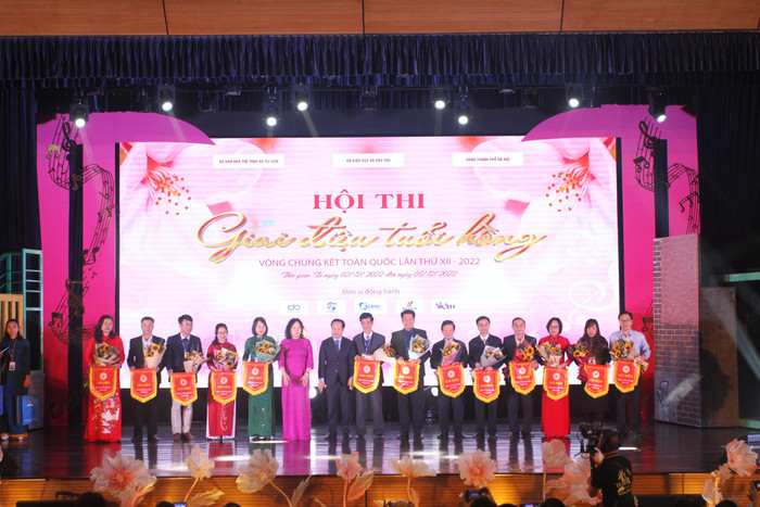 Thứ trưởng Bộ Giáo dục và Đào tạo Ngô Thị Minh, Giám đốc Sở Giáo dục và Đào tạo Hà Nội Trần Thế Cường tặng cờ cho các đơn vị tham gia Hội thi (Nguồn: Bộ Giáo dục và Đào tạo). Thứ trưởng Bộ Giáo dục và Đào tạo Ngô Thị Minh, Giám đốc Sở Giáo dục và Đào tạo Hà Nội Trần Thế Cường tặng cờ cho các đơn vị tham gia Hội thi (Nguồn: Bộ Giáo dục và Đào tạo).