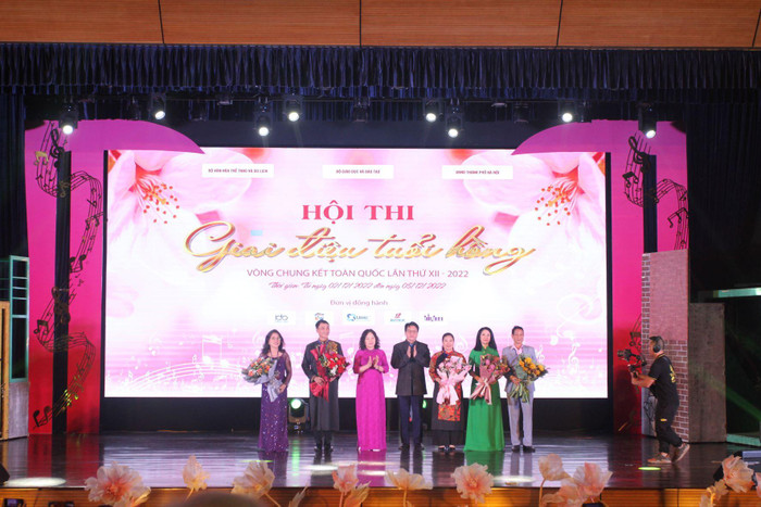 Thứ trưởng Bộ Giáo dục và Đào tạo Ngô Thị Minh và Chủ tịch Công đoàn giáo dục Việt Nam - Nguyễn Ngọc Ân tặng hoa cho Ban giám khảo (Nguồn: Bộ Giáo dục và Đào tạo). Thứ trưởng Bộ Giáo dục và Đào tạo Ngô Thị Minh và Chủ tịch Công đoàn giáo dục Việt Nam - Nguyễn Ngọc Ân tặng hoa cho Ban giám khảo (Nguồn: Bộ Giáo dục và Đào tạo).