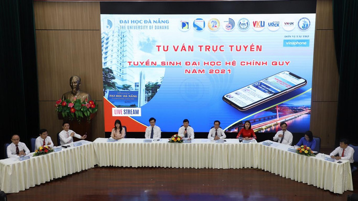 Ban tư vấn tuyển sinh Đại học 2021 của Đại học Đà Nẵng trả lời những thắc mắc, băn khoăn của học sinh, phụ huynh. Ảnh: AN Ban tư vấn tuyển sinh Đại học 2021 của Đại học Đà Nẵng trả lời những thắc mắc, băn khoăn của học sinh, phụ huynh. Ảnh: AN
