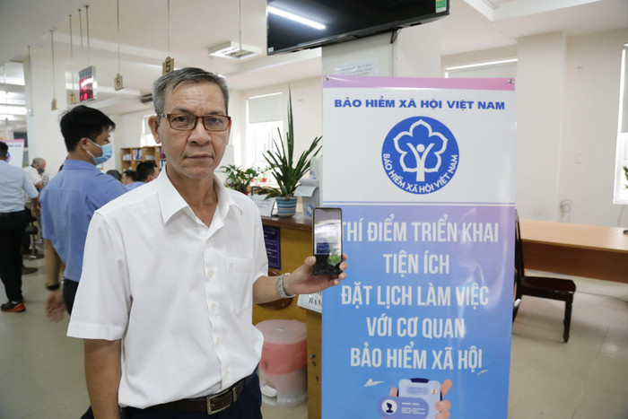 Ông Vũ Quốc Thúc (59 tuổi, quận Bình Thạnh, Thành phố Hồ Chí Minh) đánh giá tính năng đặt lịch làm việc rất thuận tiện, giúp người dân chủ động hơn trong giải quyết thủ tục hành chính. Ông Vũ Quốc Thúc (59 tuổi, quận Bình Thạnh, Thành phố Hồ Chí Minh) đánh giá tính năng đặt lịch làm việc rất thuận tiện, giúp người dân chủ động hơn trong giải quyết thủ tục hành chính.