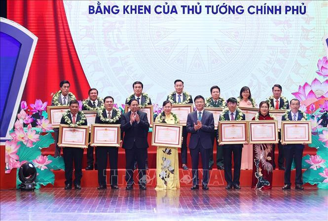 Thủ tướng Phạm Minh Chính và Bộ trưởng Bộ Tư pháp Lê Thành Long trao Bằng khen của Thủ tướng Chính phủ cho các tập thể và cá nhân tiêu biểu. Ảnh: Dương Giang/TTXVN Thủ tướng Phạm Minh Chính và Bộ trưởng Bộ Tư pháp Lê Thành Long trao Bằng khen của Thủ tướng Chính phủ cho các tập thể và cá nhân tiêu biểu. Ảnh: Dương Giang/TTXVN