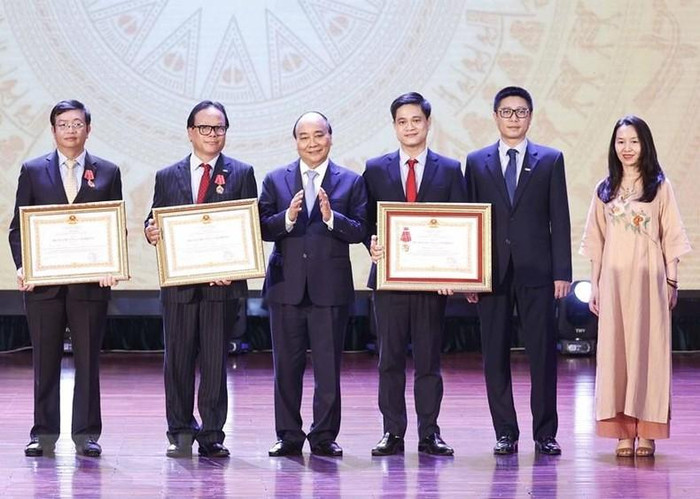 Chủ tịch nước Nguyễn Xuân Phúc trao tặng Huân chương Lao động hạng Ba cho tập thể và các nhân Trường Đại học Kinh tế Quốc dân. (Ảnh: Thống Nhất/TTXVN) Chủ tịch nước Nguyễn Xuân Phúc trao tặng Huân chương Lao động hạng Ba cho tập thể và các nhân Trường Đại học Kinh tế Quốc dân. (Ảnh: Thống Nhất/TTXVN)