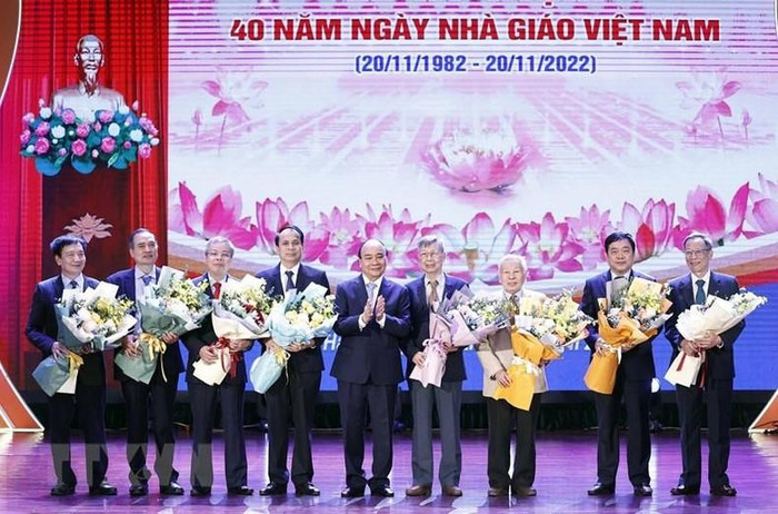 Chủ tịch nước Nguyễn Xuân Phúc chúc mừng các nhà giáo nhân dân. (Ảnh: Thống Nhất/TTXVN) Chủ tịch nước Nguyễn Xuân Phúc chúc mừng các nhà giáo nhân dân. (Ảnh: Thống Nhất/TTXVN)
