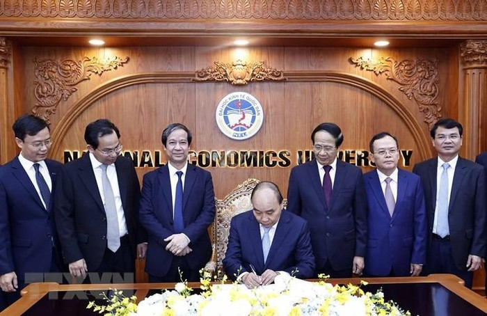 Chủ tịch nước Nguyễn Xuân Phúc viết lưu bút tại phòng truyền thống Trường đại học Kinh tế quốc dân. (Ảnh: Thống Nhất/TTXVN) Chủ tịch nước Nguyễn Xuân Phúc viết lưu bút tại phòng truyền thống Trường đại học Kinh tế quốc dân. (Ảnh: Thống Nhất/TTXVN)