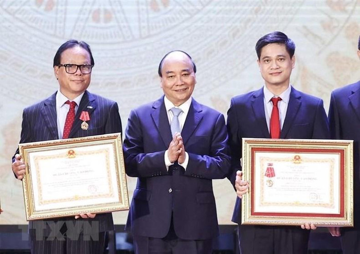 Chủ tịch nước Nguyễn Xuân Phúc trao tặng Huân chương Lao động hạng Ba cho tập thể và các nhân Trường đại học Kinh tế quốc dân. (Ảnh: Thống Nhất/TTXVN) Chủ tịch nước Nguyễn Xuân Phúc trao tặng Huân chương Lao động hạng Ba cho tập thể và các nhân Trường đại học Kinh tế quốc dân. (Ảnh: Thống Nhất/TTXVN)