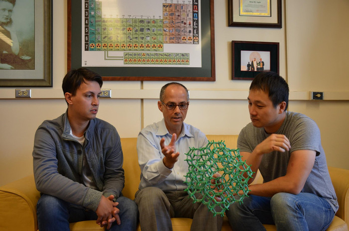 Giáo sư Yaghi hướng dẫn về cấu trúc vật liệu trong phòng thí nghiệm