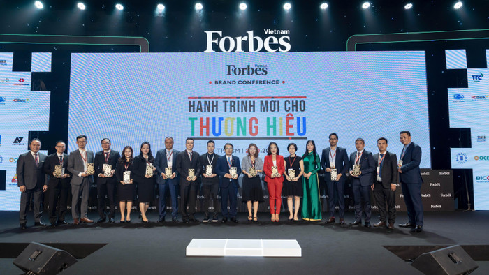 Đại diện Vietcombank (thứ 5 từ trái sang) cùng các đại diện đơn vị thuộc Top 25 Thương hiệu tài chính dẫn đầu năm 2021 Đại diện Vietcombank (thứ 5 từ trái sang) cùng các đại diện đơn vị thuộc Top 25 Thương hiệu tài chính dẫn đầu năm 2021