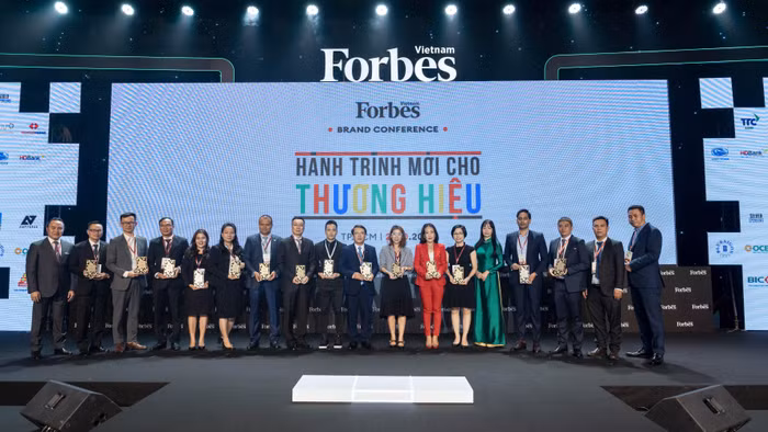 Đại diện Vietcombank (thứ 5 từ trái sang) cùng các đại diện đơn vị thuộc Top 25 Thương hiệu tài chính dẫn đầu năm 2021