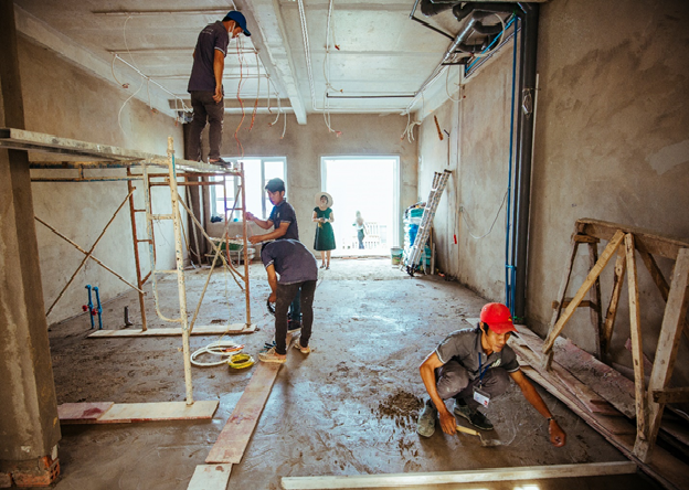 Nhà đầu tư Thanh Hà đang giám sát việc thi công nội thất căn biệt thự của mình. Nhà đầu tư Thanh Hà đang giám sát việc thi công nội thất căn biệt thự của mình.