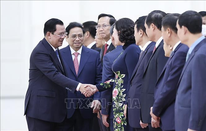 Thủ tướng Phạm Minh Chính giới thiệu với Thủ tướng Vương quốc Campuchia Samdech Techo Hun Sen các thành viên Đoàn đại biểu Chính phủ Việt Nam. Ảnh: Dương Giang/TTXVN Thủ tướng Phạm Minh Chính giới thiệu với Thủ tướng Vương quốc Campuchia Samdech Techo Hun Sen các thành viên Đoàn đại biểu Chính phủ Việt Nam. Ảnh: Dương Giang/TTXVN