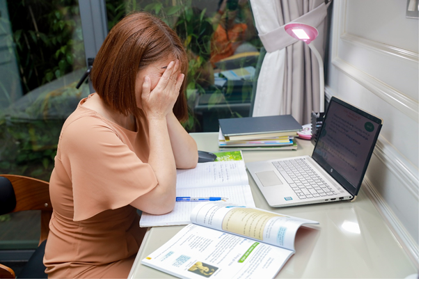 Nhiều giáo viên thường rơi vào trạng thái mất tập trung khi phải liên tục thức đêm soạn bài Nhiều giáo viên thường rơi vào trạng thái mất tập trung khi phải liên tục thức đêm soạn bài