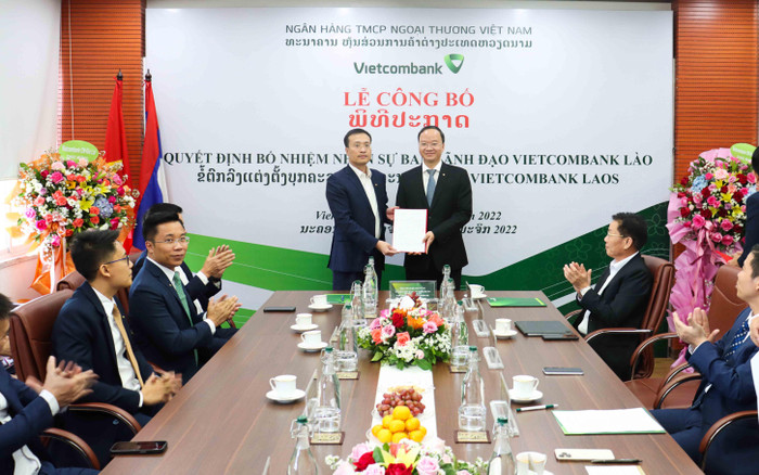Chủ tịch Hội đồng quản trị Vietcombank Phạm Quang Dũng (bên trái) trao quyết định bổ nhiệm Chủ tịch Hội đồng quản trị Vietcombank Lào cho ông Lê Quang Vinh Chủ tịch Hội đồng quản trị Vietcombank Phạm Quang Dũng (bên trái) trao quyết định bổ nhiệm Chủ tịch Hội đồng quản trị Vietcombank Lào cho ông Lê Quang Vinh