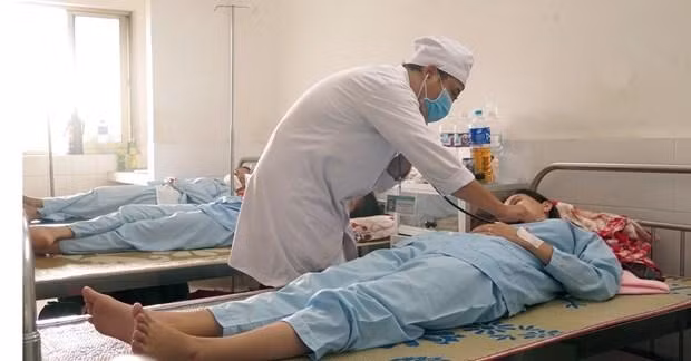 Điều trị cho bệnh nhân sốt xuất huyết. (Ảnh: Xuân Triệu/TTXVN)