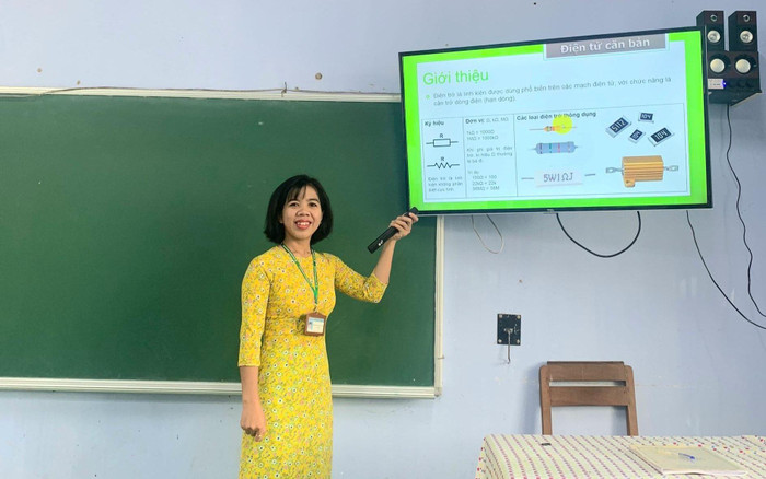 Cô Thạch Thị Ngọc Trân trên giảng đường trong tiết dạy Vật lý. (Ảnh: NVCC) Cô Thạch Thị Ngọc Trân trên giảng đường trong tiết dạy Vật lý. (Ảnh: NVCC)