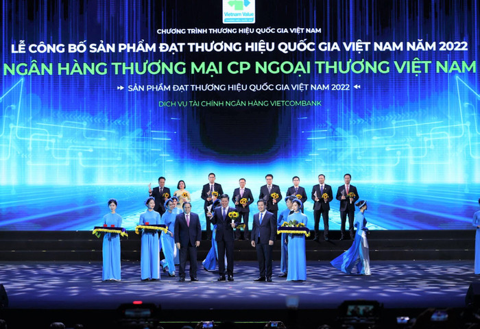 Thủ tướng Chính phủ Phạm Minh Chính (hàng đầu thứ 3 từ trái sang) trao Biểu trưng và đồng chí Nguyễn Hồng Diên - Bộ trưởng Bộ Công thương, Chủ tịch Hội đồng Thương hiệu quốc gia Việt Nam (hàng đầu thứ 2 từ phải sang) tặng hoa cho đồng chí Phạm Mạnh Thắng - Phó Tổng Giám đốc Vietcombank Thủ tướng Chính phủ Phạm Minh Chính (hàng đầu thứ 3 từ trái sang) trao Biểu trưng và đồng chí Nguyễn Hồng Diên - Bộ trưởng Bộ Công thương, Chủ tịch Hội đồng Thương hiệu quốc gia Việt Nam (hàng đầu thứ 2 từ phải sang) tặng hoa cho đồng chí Phạm Mạnh Thắng - Phó Tổng Giám đốc Vietcombank