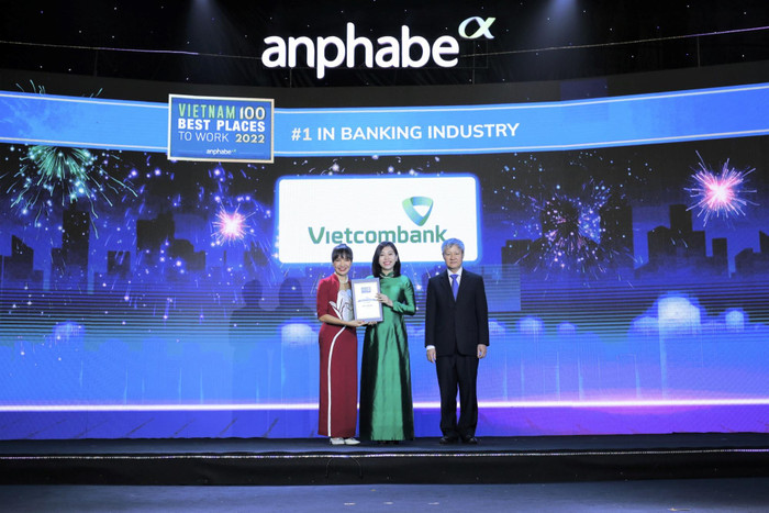Đại diện Vietcombank, bà Nguyễn Thị Minh Hải – Phó trưởng Văn phòng đại diện Khu vực phía Nam (đứng giữa) nhận chứng nhận từ Ban tổ chức Đại diện Vietcombank, bà Nguyễn Thị Minh Hải – Phó trưởng Văn phòng đại diện Khu vực phía Nam (đứng giữa) nhận chứng nhận từ Ban tổ chức