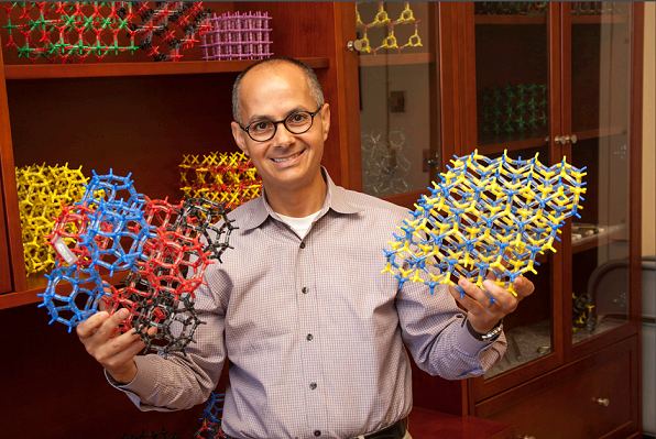 Giáo sư Yaghi trong văn phòng làm việc