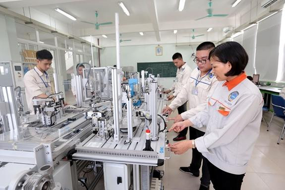 Giảng viên và sinh viên Trường Cao đẳng Cơ khí Nông nghiệp (Vĩnh Phúc) trong giờ học thực hành. Ảnh: Báo Quân đội nhân dân Giảng viên và sinh viên Trường Cao đẳng Cơ khí Nông nghiệp (Vĩnh Phúc) trong giờ học thực hành. Ảnh: Báo Quân đội nhân dân