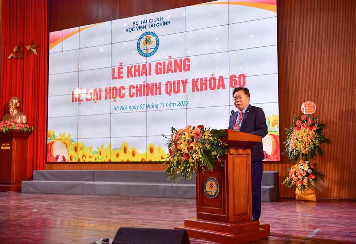 Nhà giáo Nhân dân, Phó Giáo sư, Tiến sĩ Nguyễn Trọng Cơ - Bí thư Đảng ủy, Giám đốc Học viện Tài chính phát biểu Khai giảng. Ảnh: Duy Thanh