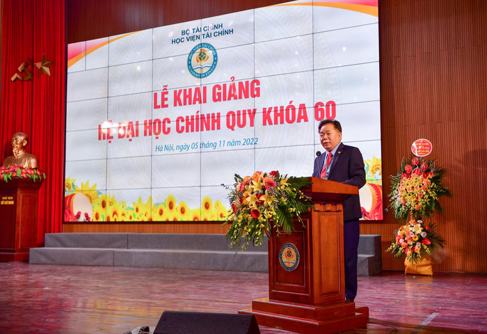 Nhà giáo Nhân dân, Phó Giáo sư, Tiến sĩ Nguyễn Trọng Cơ - Bí thư Đảng ủy, Giám đốc Học viện Tài chính phát biểu Khai giảng. Ảnh: Duy Thanh Nhà giáo Nhân dân, Phó Giáo sư, Tiến sĩ Nguyễn Trọng Cơ - Bí thư Đảng ủy, Giám đốc Học viện Tài chính phát biểu Khai giảng. Ảnh: Duy Thanh
