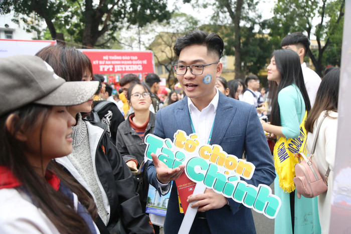 Người thủ lĩnh Đoàn gần gũi với sinh viên. Ảnh: NVCC