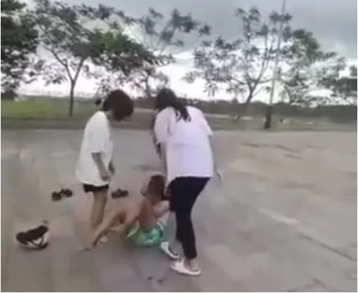 Sự việc gây bất bình trong dư luận địa phương. Ảnh: Cắt ra từ clip Sự việc gây bất bình trong dư luận địa phương. Ảnh: Cắt ra từ clip