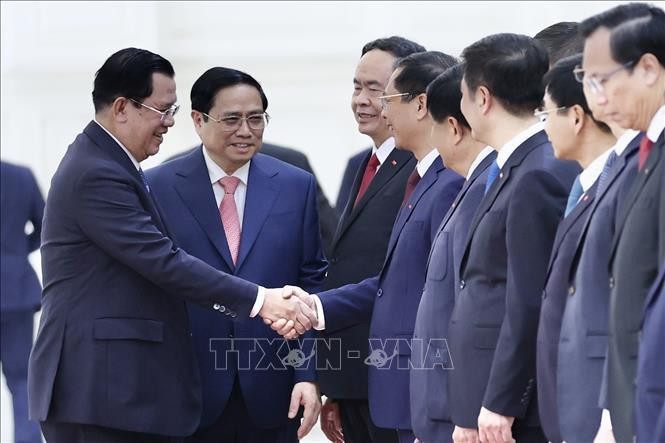 Thủ tướng Phạm Minh Chính giới thiệu với Thủ tướng Vương quốc Campuchia Samdech Techo Hun Sen các thành viên Đoàn đại biểu Chính phủ Việt Nam. Ảnh: Dương Giang/TTXVN Thủ tướng Phạm Minh Chính giới thiệu với Thủ tướng Vương quốc Campuchia Samdech Techo Hun Sen các thành viên Đoàn đại biểu Chính phủ Việt Nam. Ảnh: Dương Giang/TTXVN