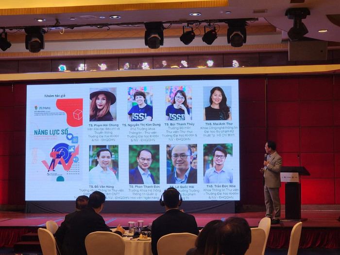 Ông Phan Thanh Đức - Trưởng khoa Hệ thống thông tin quản lý, Học viện Ngân hàng giới thiệu cuốn sách chuyên khảo “Năng lực số”. Ảnh: Hoài Linh Ông Phan Thanh Đức - Trưởng khoa Hệ thống thông tin quản lý, Học viện Ngân hàng giới thiệu cuốn sách chuyên khảo “Năng lực số”. Ảnh: Hoài Linh