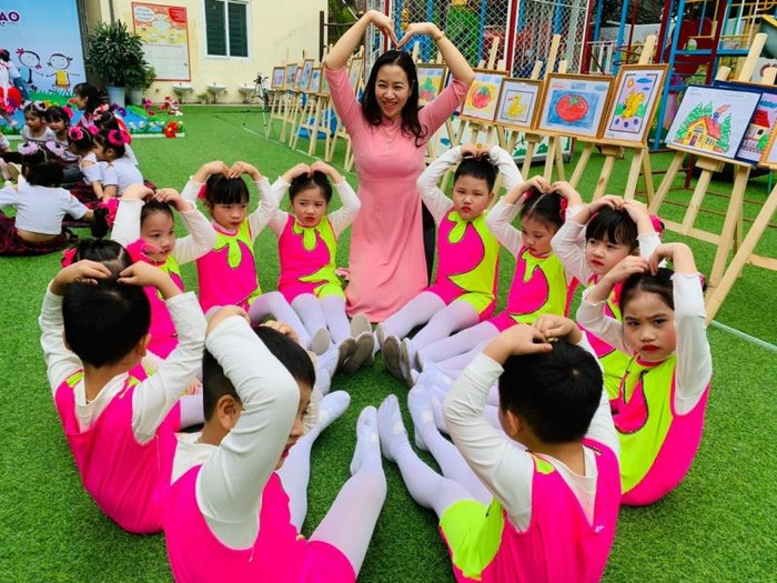 Một buổi học ngoài trời của cô và trò Trường Mầm non Khai Quang (Vĩnh Yên, Vĩnh Phúc). Ảnh: Báo Nhân dân Một buổi học ngoài trời của cô và trò Trường Mầm non Khai Quang (Vĩnh Yên, Vĩnh Phúc). Ảnh: Báo Nhân dân