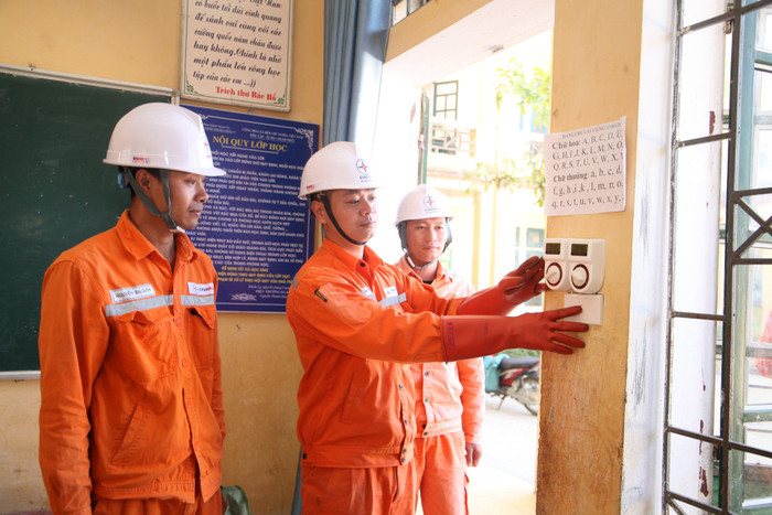 Mặc dù phải đối mặt với rất nhiều khó khăn nhưng 10 tháng đầu năm 2022 EVNNPC đã thực hiện tốt nhiệm vụ được giao, đảm bảo cung cấp điện an toàn, liên tục. Mặc dù phải đối mặt với rất nhiều khó khăn nhưng 10 tháng đầu năm 2022 EVNNPC đã thực hiện tốt nhiệm vụ được giao, đảm bảo cung cấp điện an toàn, liên tục.