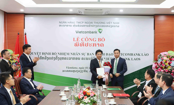 Ông Nguyễn Thành Đô - Tổng Giám đốc Vietcombank Lào (bên phải) trao quyết định bổ nhiệm Phó Tổng Giám đốc Vietcombank Lào cho ông Nguyễn Quang Huy Ông Nguyễn Thành Đô - Tổng Giám đốc Vietcombank Lào (bên phải) trao quyết định bổ nhiệm Phó Tổng Giám đốc Vietcombank Lào cho ông Nguyễn Quang Huy