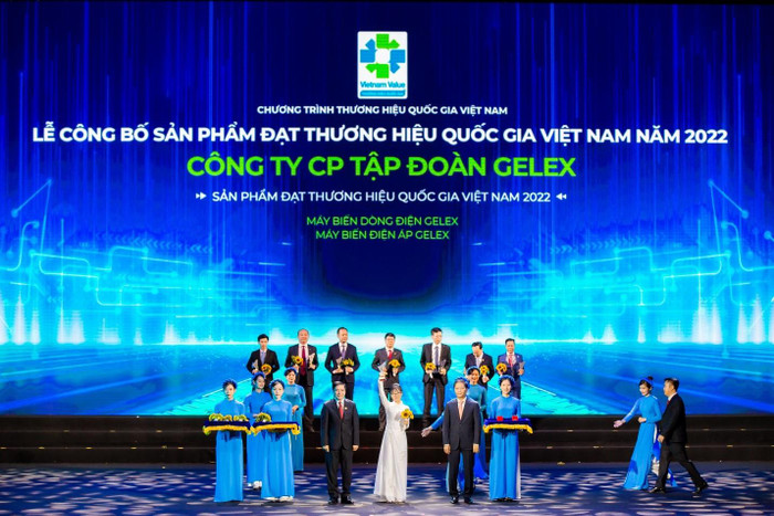 Đại diện Tập đoàn GELEX nhận biểu trưng Thương hiệu Quốc gia Việt Nam năm 2022.