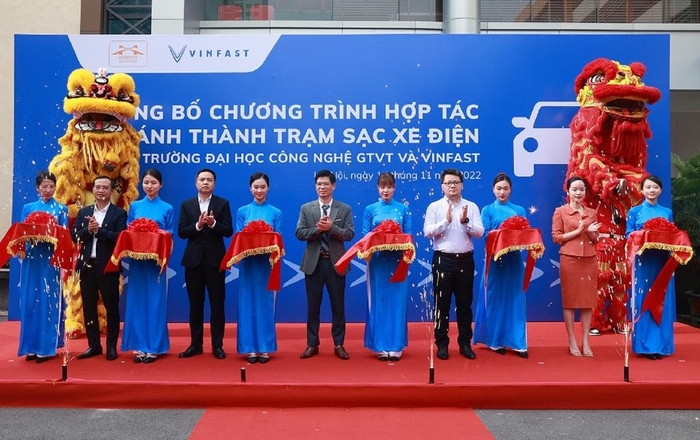 Lãnh đạo Trường Đại học Công nghệ Giao thông Vận tải và Công ty VinFast thực hiện nghi lễ cắt băng khánh thành trạm sạc.