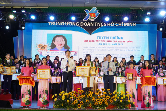 Cô Thạch Thị Ngọc Trân nhận giải thưởng “Nhà giáo trẻ tiêu biểu" lần thứ III, năm 2022. (Ảnh: NVCC) Cô Thạch Thị Ngọc Trân nhận giải thưởng “Nhà giáo trẻ tiêu biểu" lần thứ III, năm 2022. (Ảnh: NVCC)
