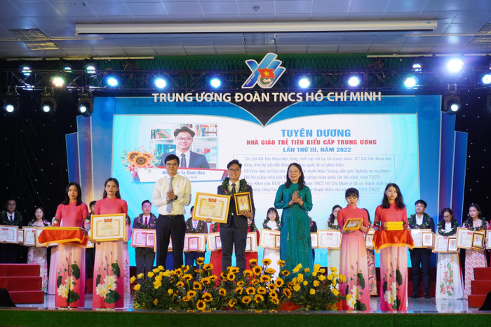 Thầy Tạ Đình Hòa là 1 trong 100 nhà giáo trẻ tiêu biểu được Trung ương Đoàn Thanh niên Cộng sản Hồ Chí Minh tuyên dương. Ảnh: NVCC