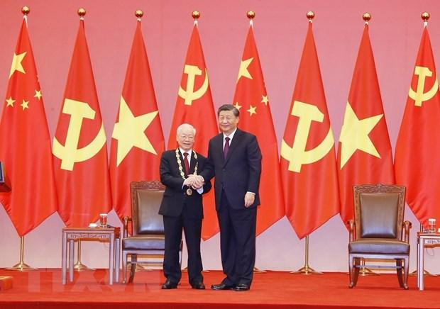 Tổng Bí thư, Chủ tịch Trung Quốc Tập Cận Bình trao Huân chương Hữu nghị tặng Tổng Bí thư Nguyễn Phú Trọng. (Ảnh: Trí Dũng/TTXVN) Tổng Bí thư, Chủ tịch Trung Quốc Tập Cận Bình trao Huân chương Hữu nghị tặng Tổng Bí thư Nguyễn Phú Trọng. (Ảnh: Trí Dũng/TTXVN)