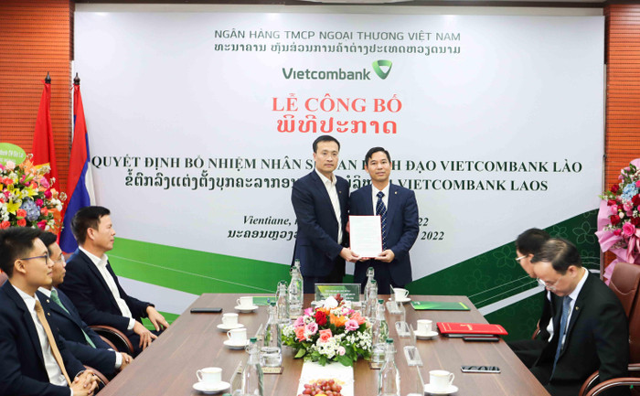Chủ tịch Hội đồng quản trị Vietcombank Phạm Quang Dũng (bên trái) trao quyết định bổ nhiệm Thành viên Hội đồng quản trị Vietcombank Lào cho ông Nguyễn Quang Minh Chủ tịch Hội đồng quản trị Vietcombank Phạm Quang Dũng (bên trái) trao quyết định bổ nhiệm Thành viên Hội đồng quản trị Vietcombank Lào cho ông Nguyễn Quang Minh