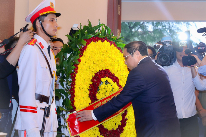 Thủ tướng Phạm Minh Chính dâng hoa tại Khu tưởng niệm Thủ tướng Võ Văn Kiệt - Ảnh: VGP/Nhật Bắc Thủ tướng Phạm Minh Chính dâng hoa tại Khu tưởng niệm Thủ tướng Võ Văn Kiệt - Ảnh: VGP/Nhật Bắc