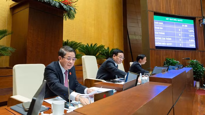Chủ tịch Quốc hội Vương Đình Huệ và các đại biểu Quốc hội ấn nút biểu quyết thông qua dự thảo nghị quyết, chiều 11/11. Ảnh: vov.vn